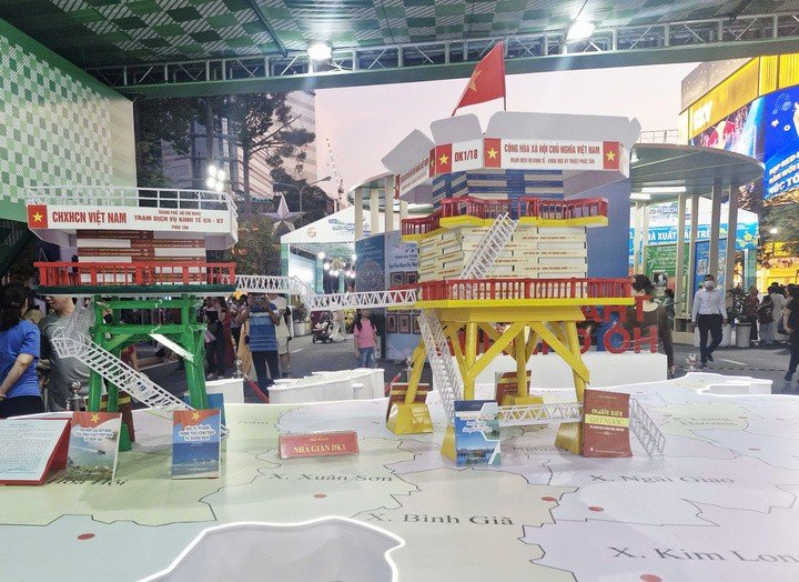 Biển người đổ trung tâm TP.HCM, Metro và xe buýt 2 tầng hoạt động hết công suất - 9