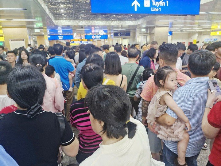 Biển người đổ trung tâm TP.HCM, Metro và xe buýt 2 tầng hoạt động hết công suất - 12