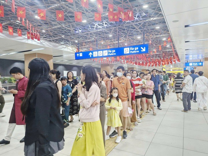 Biển người đổ trung tâm TP.HCM, Metro và xe buýt 2 tầng hoạt động hết công suất - 13