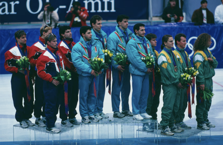 Đội tiếp sức 5.000 mét trượt băng tốc độ cự ly ngắn của Úc đã giành HCĐ Olympic năm 1994, Bradbury đứng thứ ba từ phải sang. (Nguồn: ABC)