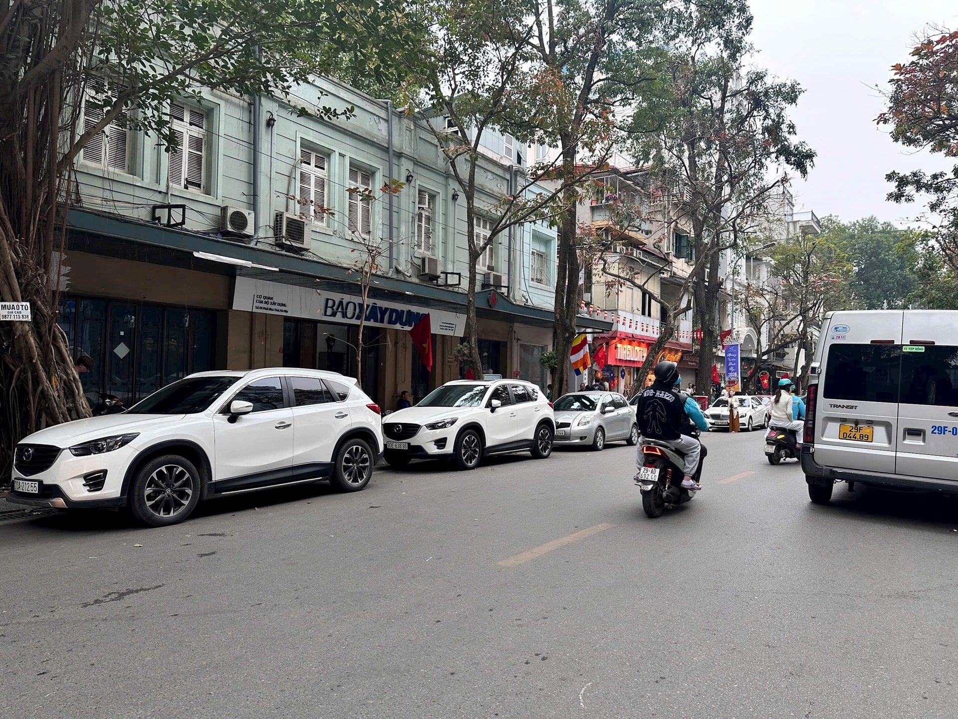 Gửi xe ô tô tại phố Nhà Thờ (phường Hoàn Kiếm) có giá 50.000 đồng/giờ. Ảnh: DN