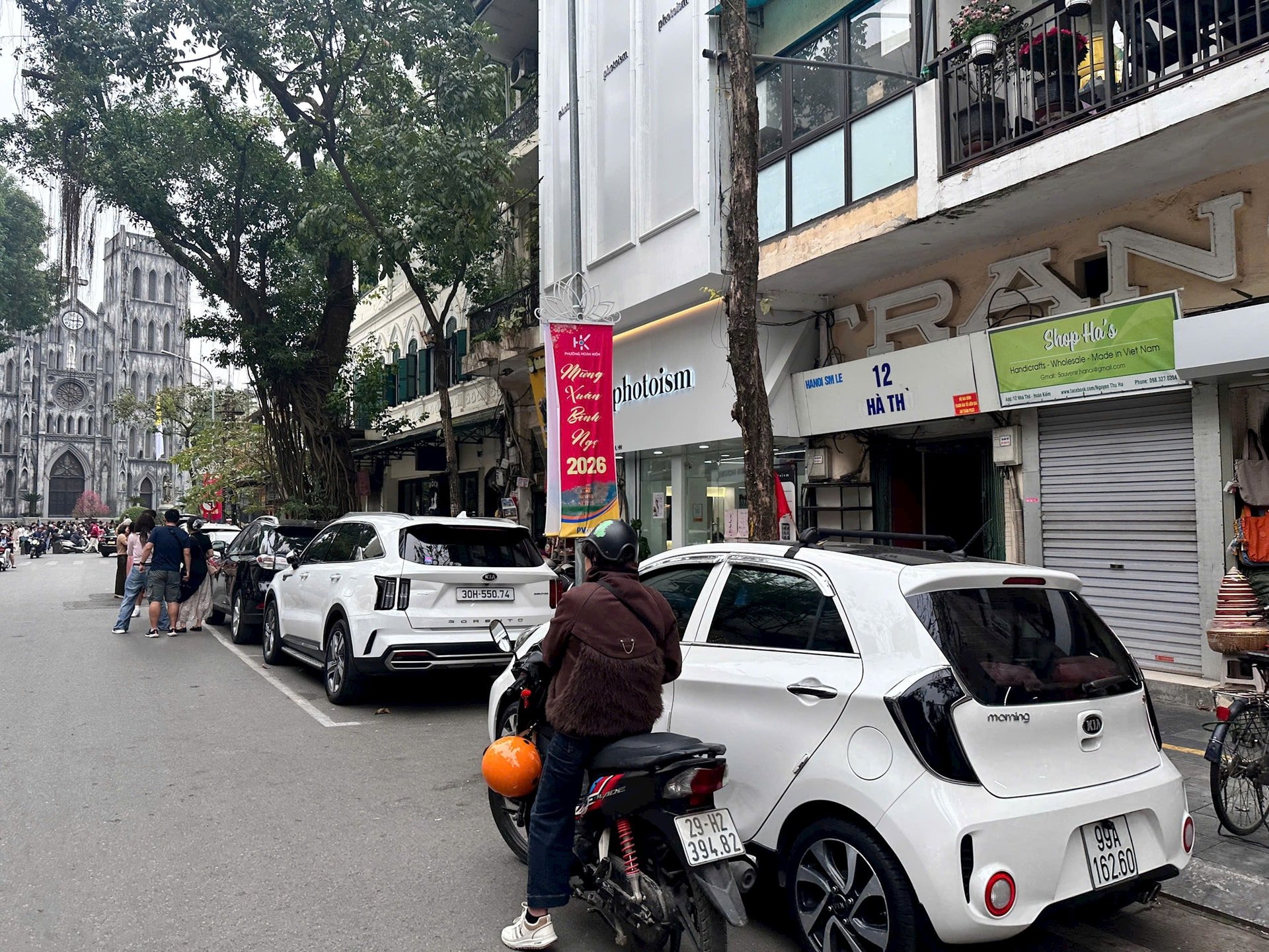 Phố Nhà Thờ (phường Hoàn Kiếm) luôn chật kín phương tiện dừng đỗ. Ảnh: DN