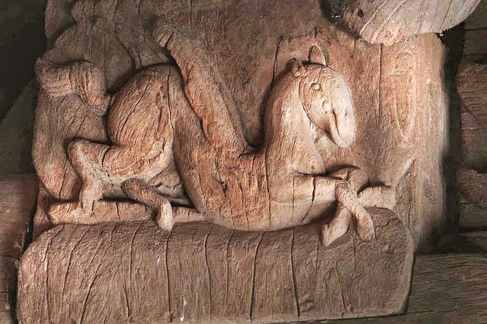 Hình tượng ngựa trên vì nóc Đình Tây Đằng (Thế kỷ 16)