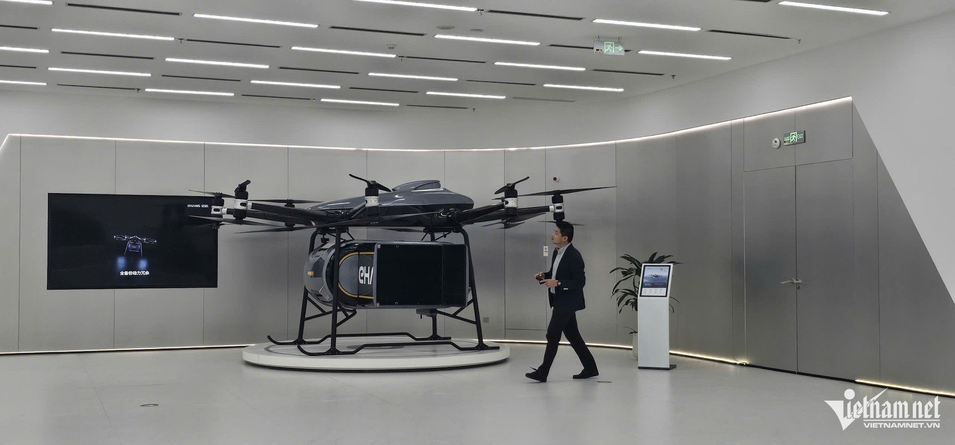 W-máy bay không người lái.jpg