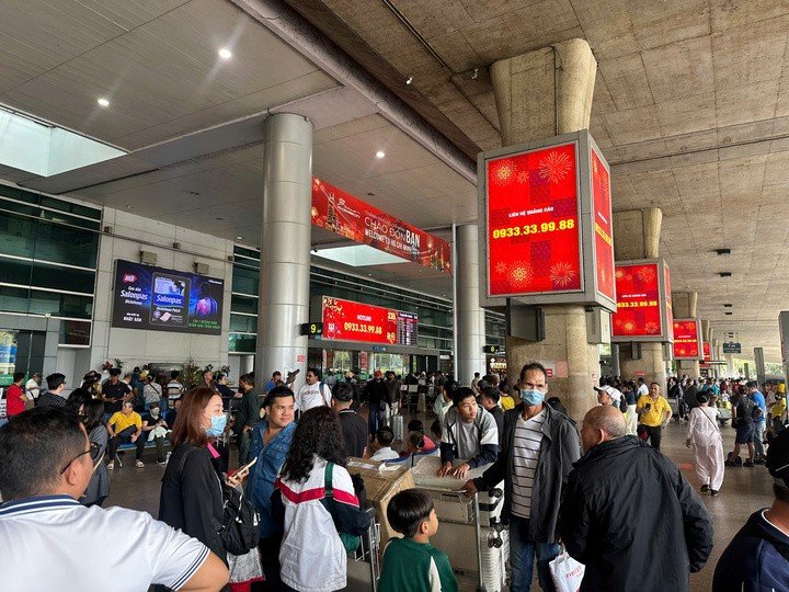 Sáng sơm 20/2, nhiều người đã kết thúc kỳ nghỉ Tết dài và quay lại TP.HCM chuẩn bị làm việc, học tập.