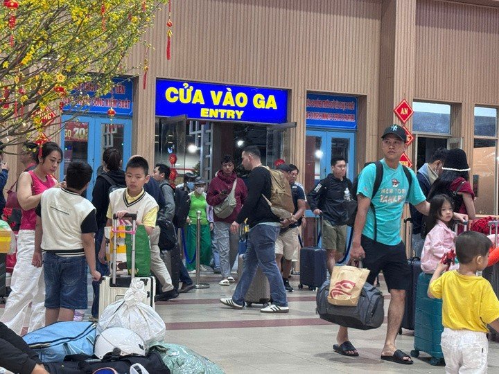 Ga Sài Gòn đông đúc khách quay lại TP.HCM sáng mùng 4 Tết.