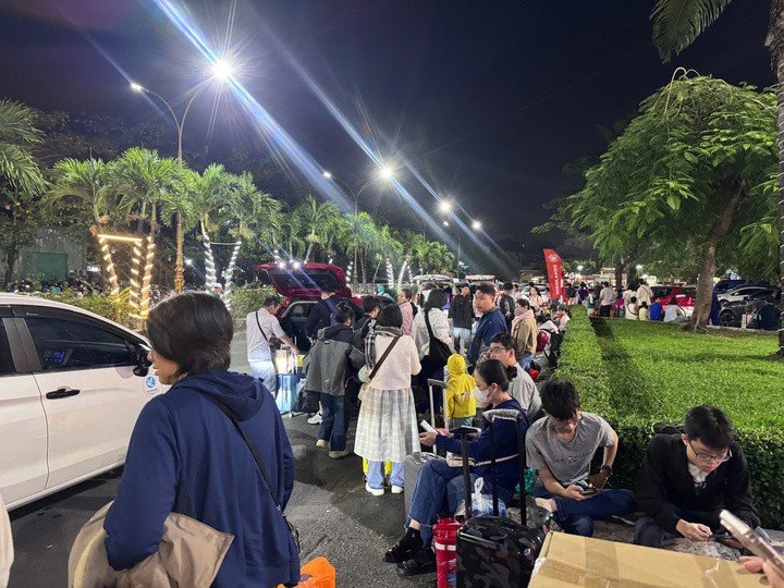 Đông đúc khách chờ các taxi, xe công nghệ ở khu vực ga Sài Gòn.