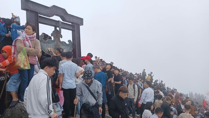 Tính riêng ngày mùng 1 và 2 Tết, Yên Tử đón 140.000 lượt du khách.