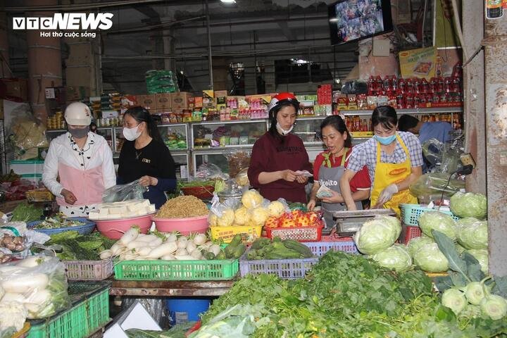 Hàng hoá phong phú, lượng người mua chưa nhiều.