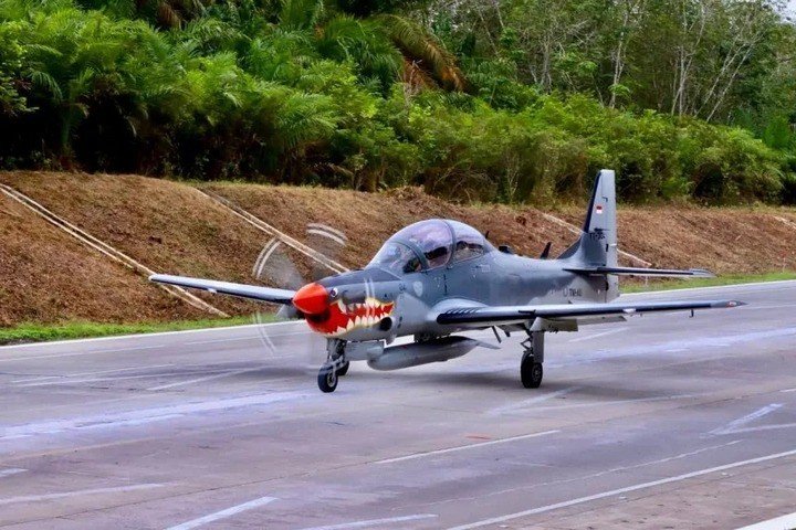 Máy bay tấn công EMB-314 Super Tucano của Không quân Indonesia thực hiện thành công các hoạt động hạ cánh và cất cánh thử nghiệm trên đoạn đường cao tốc Terpeka Simpang Pematang ở Lampung. (Ảnh: CNN/Không quân Indonesia)
