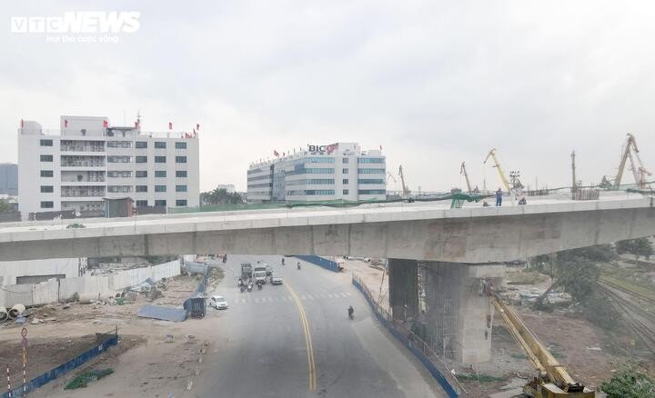 Phần nút giao kết nối với đường Lê Thánh Tông có kiến trúc hiện đại; mở rộng đường Nguyễn Trãi từ 18 m lên 50,5 m, kết nối với tuyến đường Lê Hồng Phong và sân bay quốc tế Cát Bi.