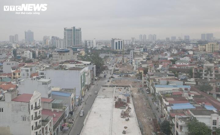 Theo Ban quản lý các dự án công trình giao thông TP Hải Phòng, đến nay dự án mới giải phóng mặt bằng được 63,52 ha. Mới đây, Ban quản lý dự án có văn bản đề nghị UBND phường Ngô Quyền khẩn trương đôn đốc di dời 425 m² của Công ty CP dịch vụ kỹ thuật cảng Hải Phòng và phần diện tích còn lại của Công ty Cổ phần Cảng Hải Phòng, đôn đốc các đơn vị liên quan để đẩy nhanh tiến độ di dời trạm biến áp, một số cột điện chiếu sáng; phối hợp với Tổng Công ty Đường sắt Việt Nam hoàn thiện các thủ tục chuyển giao tài sản kết cấu hạ tầng đường sắt về địa phương quản lý, xử lý.