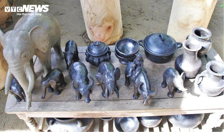 Những sản phẩm của dòng gốm cổ M’Nông được tạo ra bằng việc nung lộ liên.