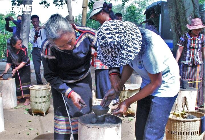 Nghệ nhân H’Phiết Uông, một nghệ nhân tâm huyết nhất tại buôn Dơng Bắk bắt đầu thực hiện những cuộc truyền dạy nghề cho thế hệ trẻ.