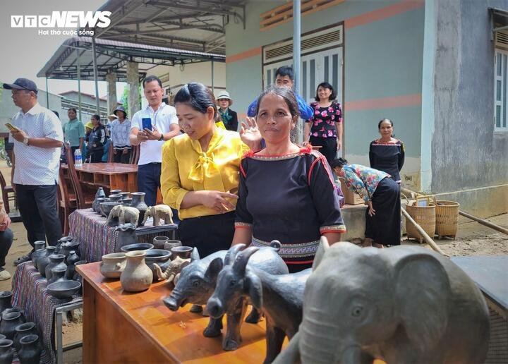 Không còn là nghề chỉ để mưu sinh, dòng gốm cổ M’Nông đang được định hướng gắn liền với du lịch trải nghiệm.