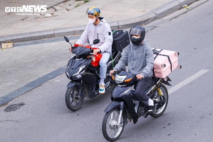 Người dân đổ về Thủ đô sau kỳ nghỉ Tết, ô tô xếp hàng dài chờ di chuyển - 4