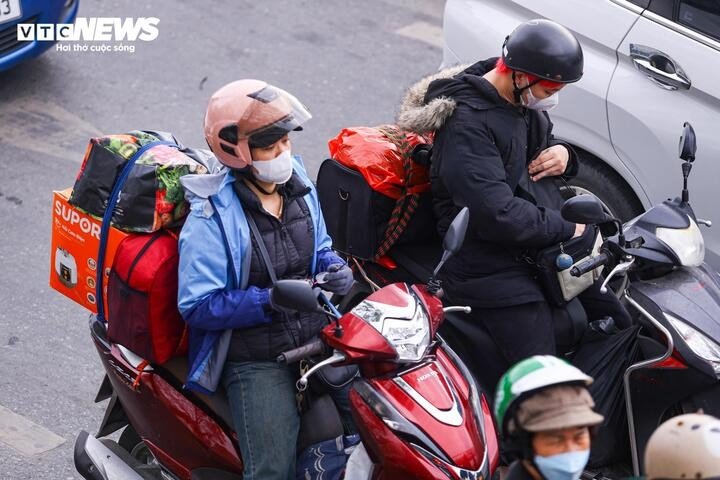 Người dân đổ về Thủ đô sau kỳ nghỉ Tết, ô tô xếp hàng dài chờ di chuyển - 9