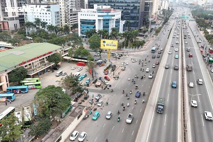 Tại bến xe Mỹ Đình, sinh viên và người lao động bắt đầu đổ về, tất bật chuẩn bị cho tuần làm việc đầu tiên sau kỳ nghỉ Tết.