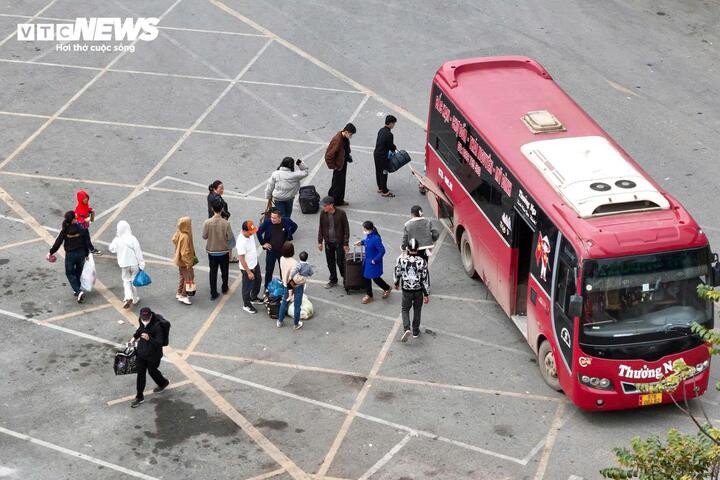 Người dân đổ về Thủ đô sau kỳ nghỉ Tết, ô tô xếp hàng dài chờ di chuyển - 14