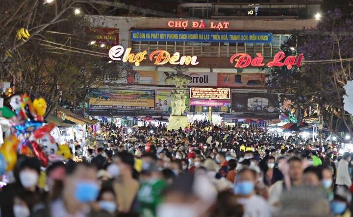 Chợ đêm Đà Lạt đông đúc người dân, du khách vui chơi, mua sắm những ngày Tết Nguyên đán Bính Ngọ 2026. Ảnh: Báo Lâm Đồng
