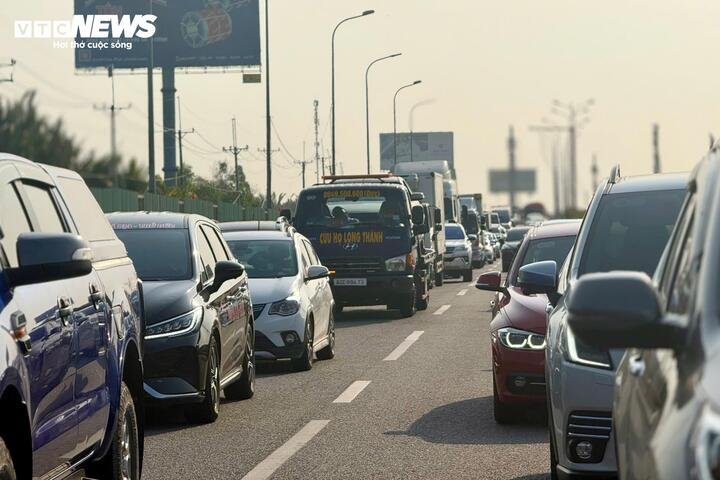 Càng về sau 8h sáng, lượng xe tiếp tục đổ dồn về cửa ngõ phía Đông TP.HCM khiến áp lực giao thông gia tăng. Ở một số đoạn, tài xế phải mất 30 - 45 phút mới đi qua được vài km. Nhiều người tỏ ra mệt mỏi sau hành trình dài hàng trăm cây số xuyên đêm để kịp trở lại thành phố chuẩn bị cho ngày làm việc đầu năm.