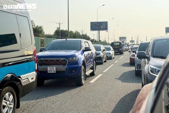 “Để tránh kẹt xe tôi đã chạy xuyên đêm, tính toán đến nút vào TP.HCM sáng sớm thì bớt kẹt. Nhưng vẫn không thoát được. Nhiều xe đã chọn quốc lộ để đi, giảm tải bớt, vẫn không ăn thua. Đến chiều chắc chắn đoạn này sẽ khó nhích được”, anh Hùng, quê Đà Nẵng, chia sẻ khi xe của anh đang chôn chân gần trạm thu phí.