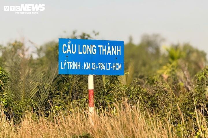 Không ít tài xế cho biết, họ chủ động quay lại TP.HCM từ tối mùng 5 Tết, song do lượng phương tiện tăng đột biến nên cao tốc vẫn trong tình trạng đông đúc kéo dài. Một số xe rẽ xuống quốc lộ 51 hoặc chọn các tuyến đường song hành để “né” cao tốc, nhưng tình hình cũng không khả quan hơn do dòng xe phân tán khiến các trục đường lân cận tăng áp lực.