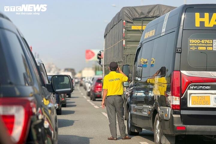 Theo dự báo của ngành chức năng, mùng 6 và mùng 7 Tết là cao điểm người dân quay lại TP.HCM làm việc, học tập. Lưu lượng phương tiện qua tuyến cao tốc này có thể tăng gấp nhiều lần so với ngày thường. Lực lượng CSGT đã bố trí cán bộ, chiến sĩ túc trực tại các điểm nóng, phối hợp điều tiết, phân luồng từ xa nhằm hạn chế ùn tắc kéo dài.