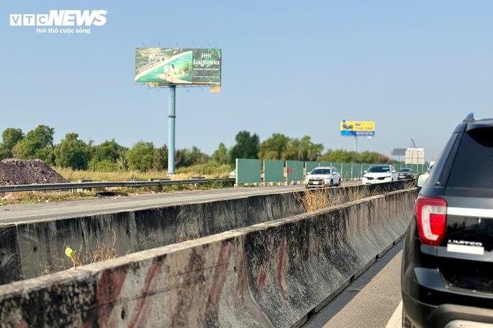 Dự kiến đến trưa và chiều cùng ngày, khi lượng xe tiếp tục dồn về cửa ngõ phía Đông, tình trạng ùn ứ có thể diễn biến phức tạp hơn, đặc biệt tại khu vực nút giao An Phú và các tuyến đường dẫn vào trung tâm TP.HCM. Người dân được khuyến cáo theo dõi tình hình giao thông, cân nhắc thời điểm và lựa chọn lộ trình phù hợp để tránh mất nhiều thời gian di chuyển trong ngày cao điểm cuối kỳ nghỉ Tết.