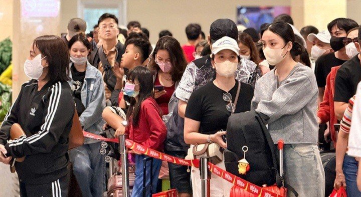 Khách ở sân bay Tân Sơn Nhất Tết Bính Ngọ 2026.