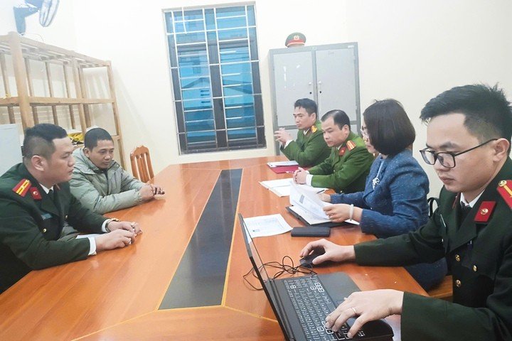 Lực lượng chức năng làm việc với đơn vị tổ chức tập luyện bay dù lượn. (Ảnh: Sở Văn hóa, Thể thao và Du lịch tỉnh Tuyên Quang)