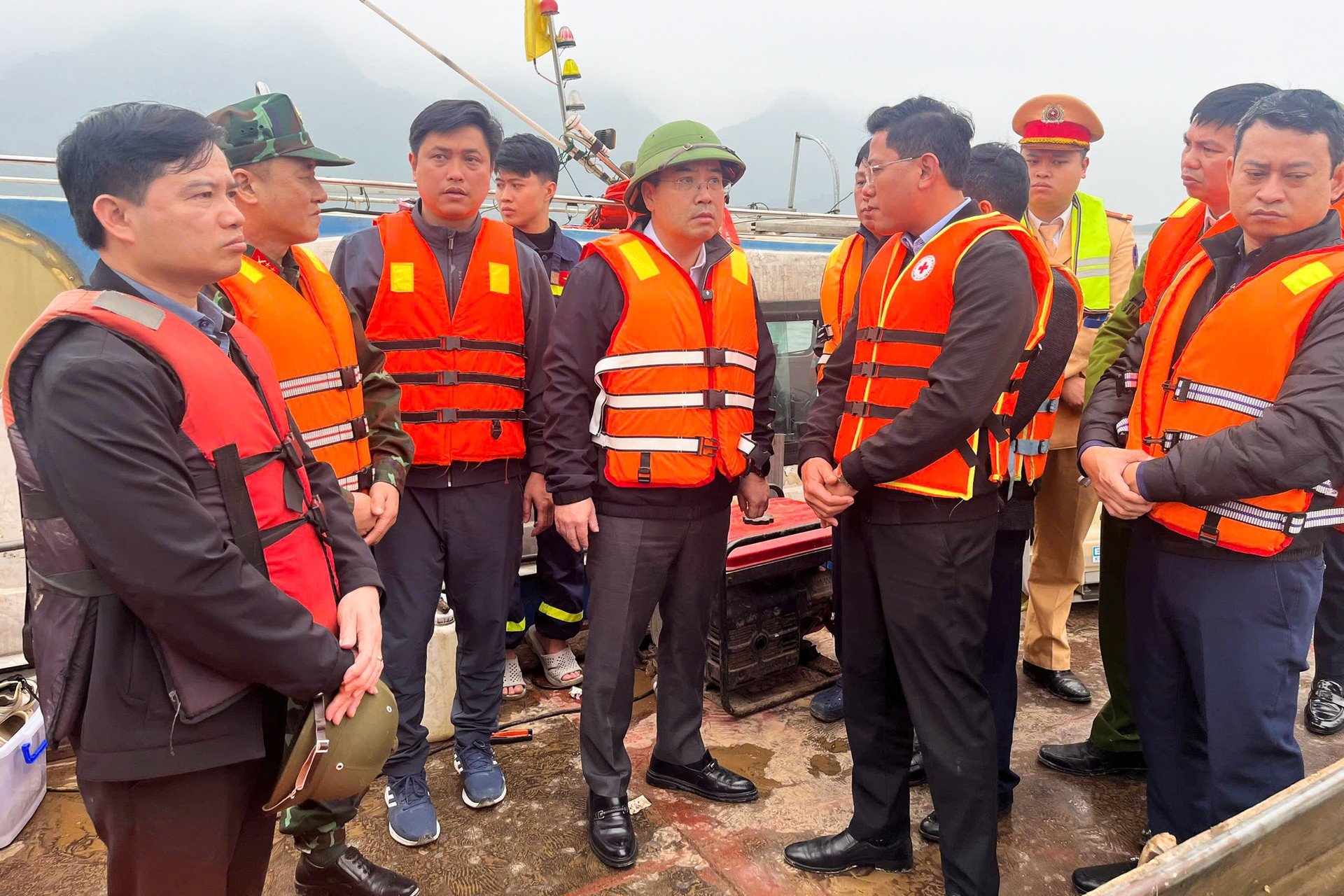 Huy động hơn 500 người tìm kiếm nạn nhân vụ chìm tàu khách ở hồ Thác Bà - 8