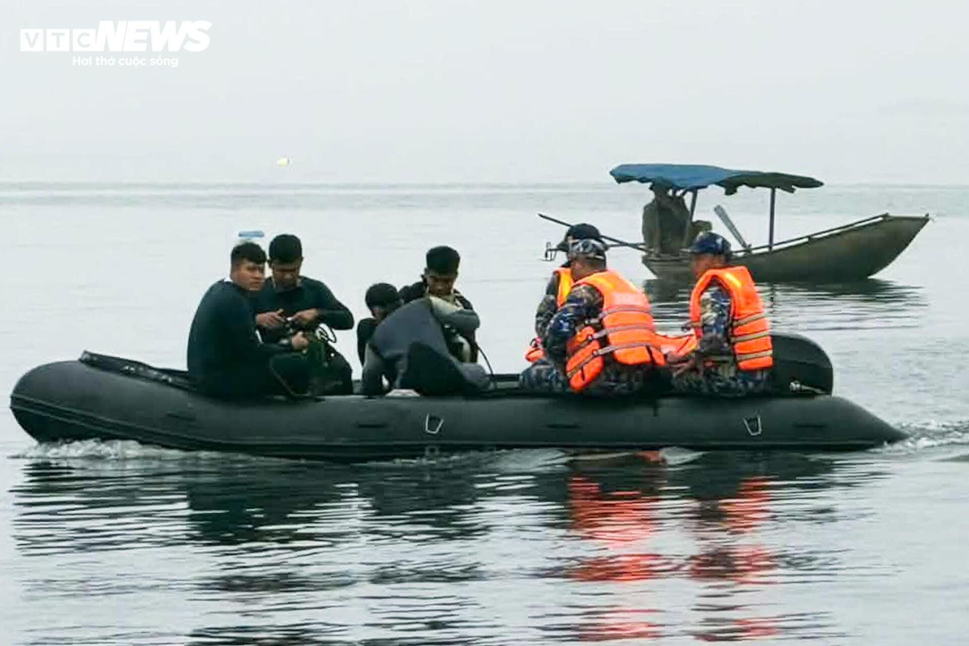 Huy động hơn 500 người tìm kiếm nạn nhân vụ chìm tàu khách ở hồ Thác Bà - 10