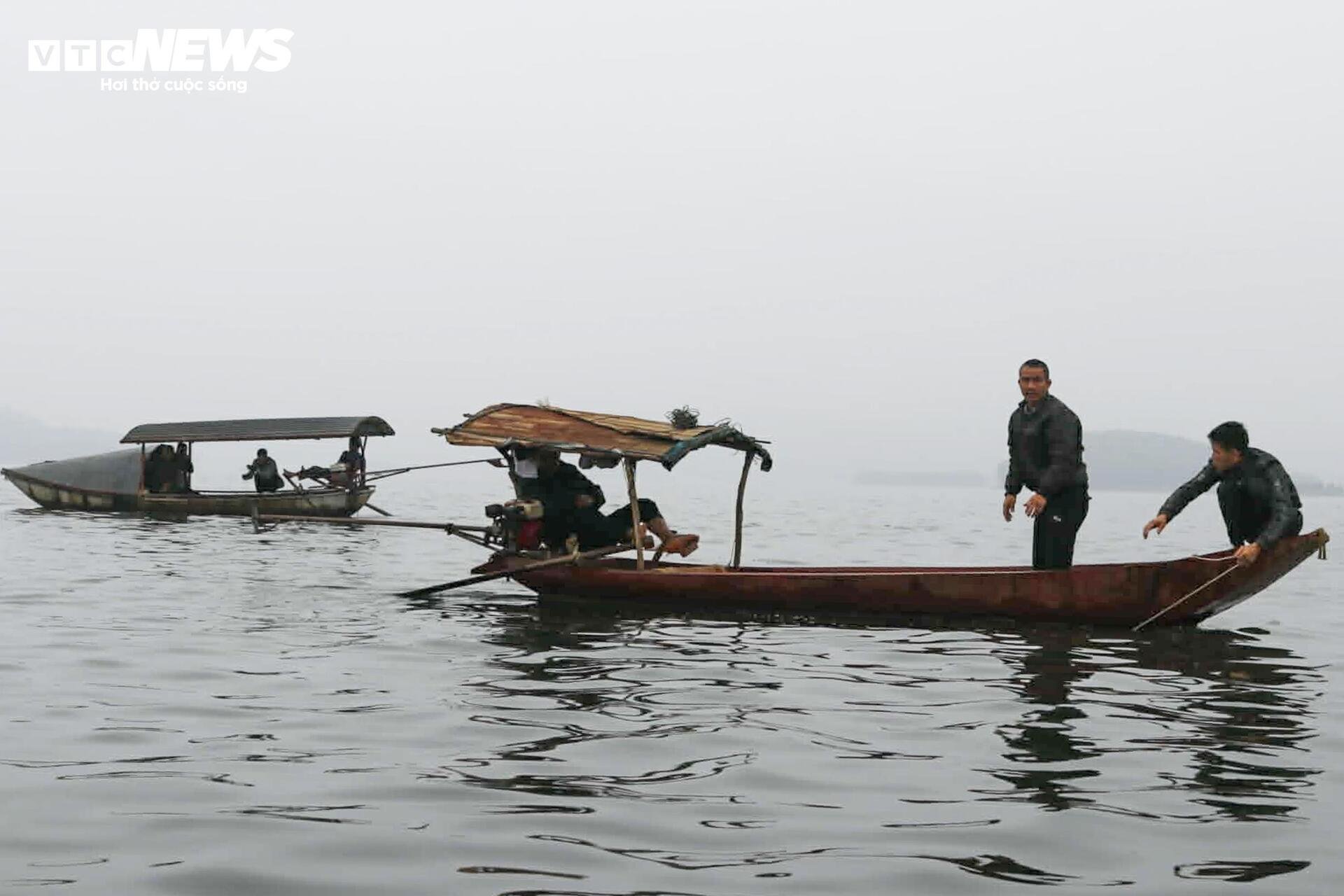 Huy động hơn 500 người tìm kiếm nạn nhân vụ chìm tàu khách ở hồ Thác Bà - 13