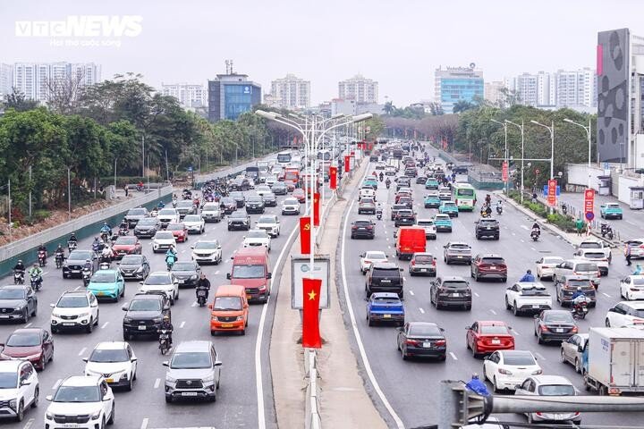 Theo ghi nhận của phóng viên Báo Điện tử VTC News, trên đường Vành đai 2 đoạn hướng về cầu Vĩnh Tuy (qua Minh Khai), cả hai chiều phương tiện xếp hàng dài, di chuyển chậm chạp do lưu lượng tăng cao.