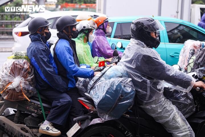 Đội mưa gió, dòng người ùn ùn đổ về Thủ đô sau kỳ nghỉ Tết - 8