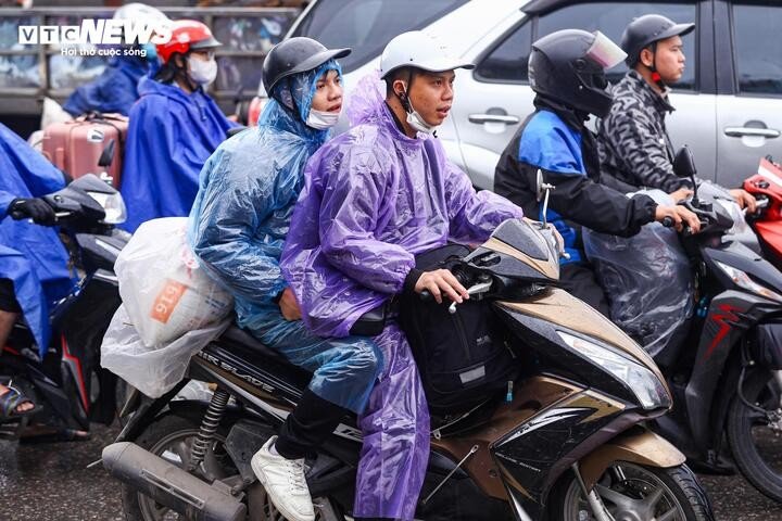 Trở lại Hà Nội làm việc sau kỳ nghỉ Tết, anh Hoài Nam cho biết mang theo khá nhiều hành lý cùng quà quê như gạo, rau sạch. Để tránh mưa phùn làm ướt đồ, anh phải bọc kín mọi thứ bằng nhiều lớp ni-lông.