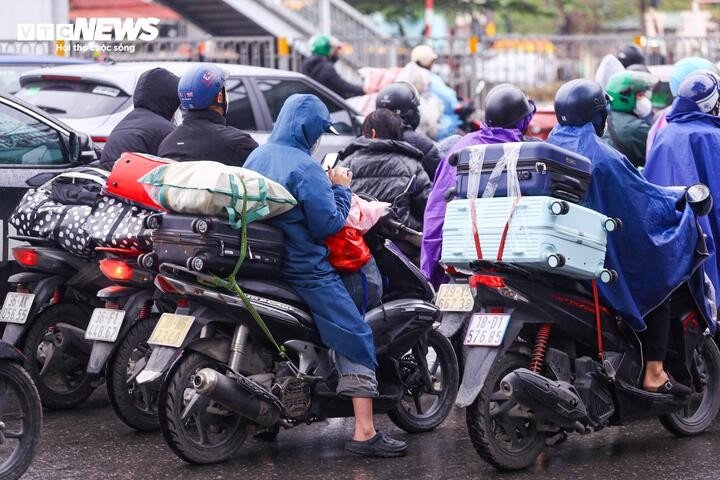 Đội mưa gió, dòng người ùn ùn đổ về Thủ đô sau kỳ nghỉ Tết - 12