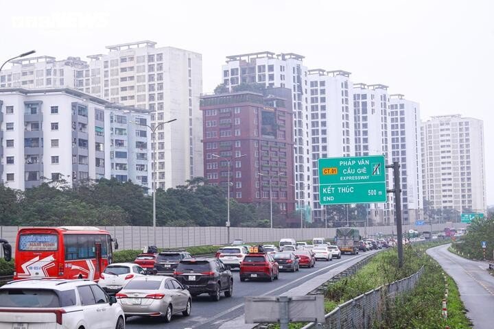 Đội mưa gió, dòng người ùn ùn đổ về Thủ đô sau kỳ nghỉ Tết - 14