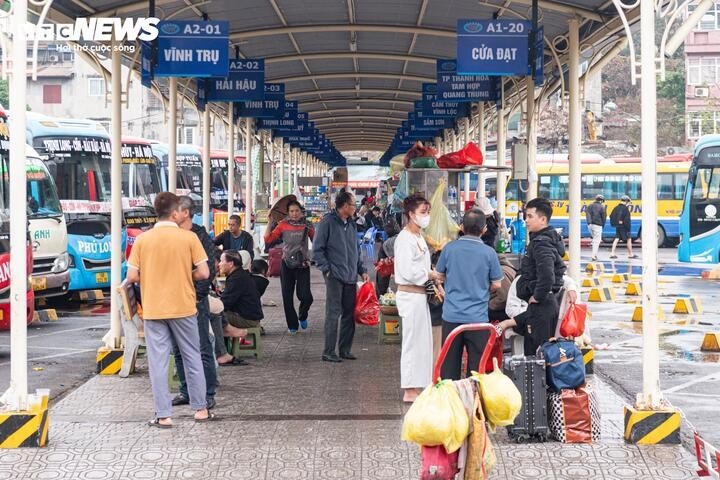 Trưa nay tại bến xe Giáp Bát, lượng sinh viên và người lao động bắt đầu tăng mạnh. Nhiều người tay xách nách mang, vội vã trở lại thành phố để chuẩn bị cho tuần làm việc đầu tiên sau kỳ nghỉ Tết.