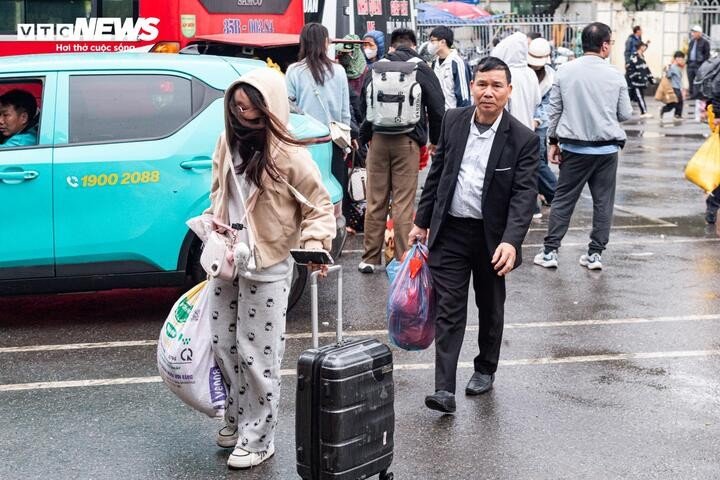 Đội mưa gió, dòng người ùn ùn đổ về Thủ đô sau kỳ nghỉ Tết - 17