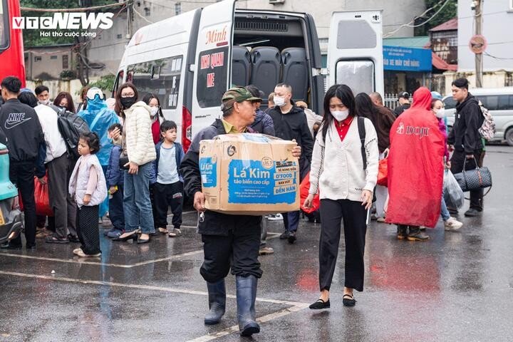 Đội mưa gió, dòng người ùn ùn đổ về Thủ đô sau kỳ nghỉ Tết - 18