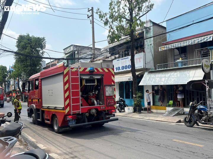 Lực lượng chức nắng dập tắt đám cháy.