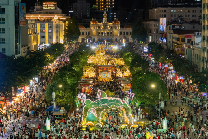 Đường hoa Nguyễn Huệ Tết Bính Ngọ đón 1,8 triệu khách tham quan, vui chơi.