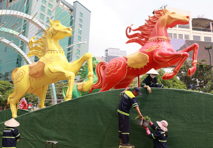 Đại cảnh ngựa ở cuối đường hoa được giữ lại cho khách tham quan.