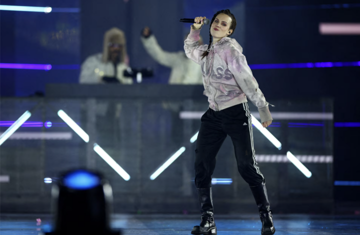 Ca sĩ MO biểu diễn cùng nhóm nhạc Major Lazer trong lễ bế mạc.