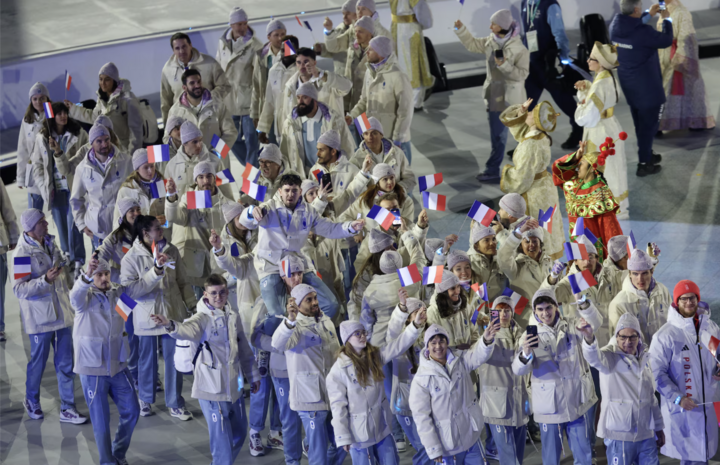 Đoàn vận động viên Pháp diễu hành trong lễ bế mạc.