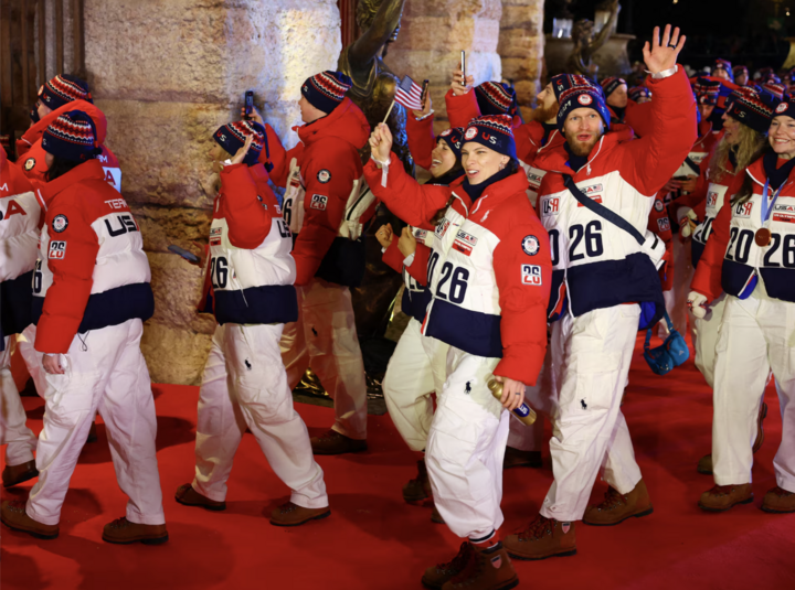 Đoàn vận động viên Mỹ diễu hành trong lễ bế mạc.