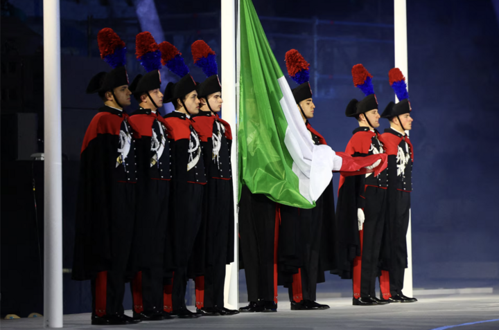 Quốc kỳ Italy được các thành viên quân đội kéo lên trong lễ bế mạc.