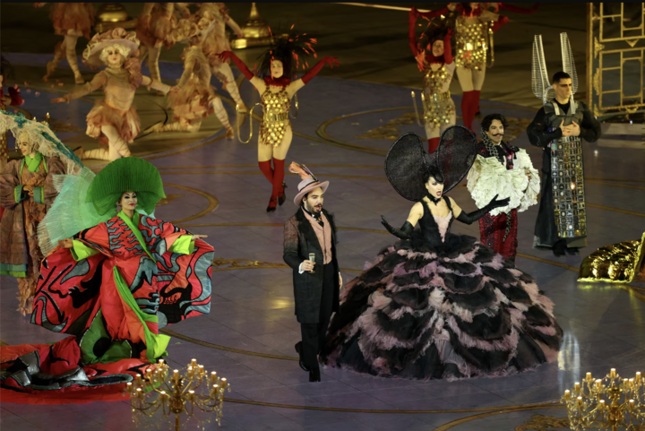 Các diễn viên trình diễn một vở opera trong lễ bế mạc.